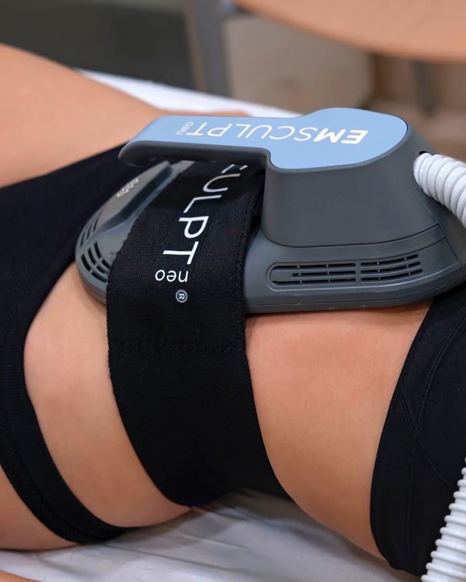 Aplicador EMSCULPT NEO colocado sobre el abdomen