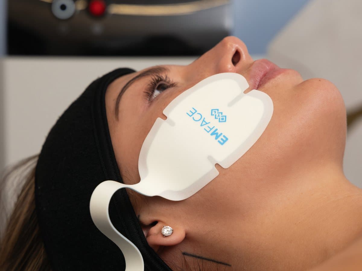 Paciente con aplicador EMFACE en la clínica GM Aesthetics