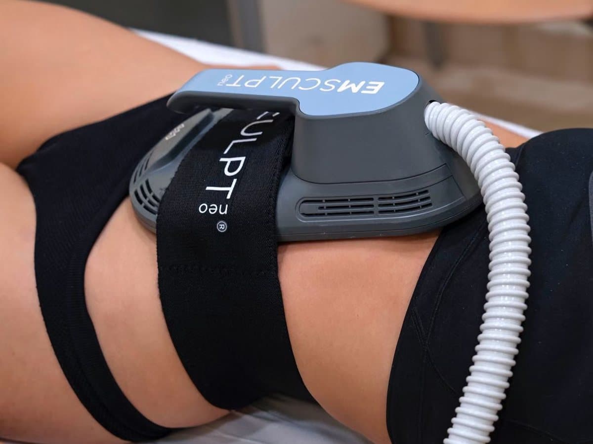 Aplicador EMSCULPT NEO colocado sobre el abdomen